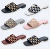 Fabric de tissus Tazz Slippers Prad Broider Sandal Triangle Slide Men Femmes Casual Shoe Luxury Cuir Flip Flops Loafer Sliders Summer Beach White Sandale D4556