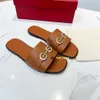 Gancini Designer -Hausschuhe, flache Absätze Sandale, Leder Metallic Sandalen, Frauen -Moderutschen, Sommer Sylish Casual Schuhe, Luxusmarke Slipper