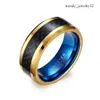 Tungsten Carbide Jewlery Men's Mouding Band Engagement Anneau IP Gold Blue plaqué avec une fibre de carbone noire Inalyt 8 mm