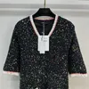 Xiaoxiang V-Ausschnitt Pearl Stück dunkle Weave kontrastierende eingelegtes Design Strickkleid für den frühen Frühling 2024, Neues imperiales Frauenkleid für Frauenstil