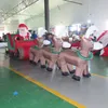 Gratis leverans utomhusaktiviteter 7 m lång uppblåsbar jul Santa Claus på släde Styr en släde med ren för utomhusdekoration