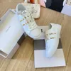 Luxury Lady Rivet Leather Sneakers Casual Shoe Dress Shoes Män Kvinnor Designer White Girl Boy Top Quality Outdoor Tennis Shoe Run Walk Loafer Low Track Hike