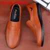 Casual skor äkta läder män lyx trendig 2024 slip på formella loafers mockasins högkvalitativa manliga körsneakers