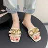 Slippers pour femmes portent des sandales de couleur plate à la mode décontractée extérieure et une pantoufle solide pour les échauffement des femmes