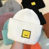 Mens Hat Tasarımcılar Tasarımcı Beanie Hat Ac Kalınlaştırılmış Kare Smiley Yüz Yün Örtü Yüksek Versiyonu Kadın Pullover Yün Şapka Sıradan Sıcak Elastik Çift Yün Kamyoncu Şapka