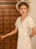 Robes de fête Lynette Chinoiserie Summer Original Design Women Mori Girls Flower Embroidery Vintage Vintage V White