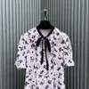 O vestido floral tem uma textura fluida e confortável