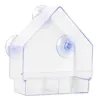 Outros pássaros abastecem alimentadores de janelas claras com copos de sucção fortes pendurados no florestal transparente de Birdhouse