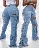 Женские джинсовые брюки для моды женщины повреждены кисточки для мытья.