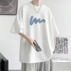 メンズルーズフィッティングの短いミニマリストTシャツは、半スリーブのベースシャツを印刷したトレンディレタープリント、ハンサムなカジュアルラウンドネックトップ