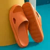 Tofflor 2024 Kvinnor Soft Sole Cloud Thick Platform inomhus utomhus strand sandaler sommar eva non slip flip flops för män