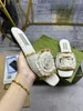 مصمم الأزياء جوفاء النعال السيدات Flip Flops Simple Youth Moccasin أحذية مناسبة لشرائح شاطئ Summer Summer 35-41