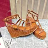 Stud Srivet Wedge Sandals Summer Projektanci Kobiety Ubierz buty skórzany gruby gladiator na obcasie sandał 9,5 cm