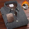 Camicie casual maschile 2024 uomini camicia invernale in denim a maniche lunghe cotone a pedaggio in cotone con fondo caldo a strisce calde