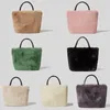 Schoudertassen pluche tote kettingtas voor vrouwen 2024 Zachte donzige harige luxe designer Handtas Romeinse vakantiebontschouders