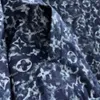 春のデニムジャケットメンコートプリントメタルバックルクラシックレタープリントファッション定期的なカジュアルラペルネックウォッシュブルージーンズジャケット長い袖のカーディガンジャケット