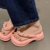 Chaussures de pantoufles femme 2024 Flipflops en caoutchouc String perle femelle de luxe de luxe plate-forme de concepteur hawaïen bas plage