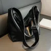 Akşam çantaları 2024 trend düz renkli kadınlar için büyük kova kadın tasarımcı gümüş deri omuz çantası çanta hobo crossbody