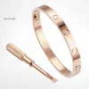 Braceuses de concepteurs de luxurys bracelet de boucle en acier en acier en acier en acier titane imperméable pour les femmes classiques et polyvalentes de luxe légers bijoux à main