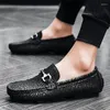 Casual Shoes 2024 Trend gehobener Leder männlicher Slip auf formelle Ladungsstaatsanwälte Moccasins Flats, die Retro für den Mann fahren