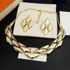 Europa America Stile di moda Gioielli set Lady Women Brass Inlay V Letter Rhombus Ploiato Gold GO14 Orecchini di collana larga M01460 M01456