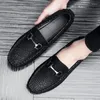 Casual schoenen 2024 Trend luxe lederen mannelijke slip op formele loafers mannen mocassins flats die retro voor man rijden