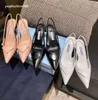 Scarpe eleganti marchi di lusso 2024 designer sandalo tacchi alti tallone a basso contenuto di pelle in pelle spazzolata nere pelli di brevetto bianco 35-40 scarpe di moda 436777