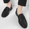 Casual Shoes Męski poślizg na 2024 roku letni oddychający puste miękkie skórzane mokasyny dla mężczyzn Kariera płytki lekki mężczyzna