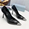 Отсуть обувь роскошные бренды 2024 Дизайнерские сандалические высокие каблуки на низких каблуках черные кожаные кожаные насосы черная белая патентная кожа 35-40 модные туфли 4366456