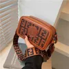 Designer Womens Handbag Ins Super Fire Kvinnlig Ny mångsidig Messenger Korean Retro Wide Belt Printed Single Shoulder Camera Bag Pures Onlines