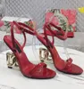 夏の贅沢な女性Keira Sandals Shoes Patent Leather Gold-Plated Carbon Heels Lady Party Wedding Gladiator Sandalias Discount Footwear EU35-43