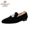 캐주얼 신발 Piergitar 2024 Black Velvet Men Loafers 수제 크라운 Rhinestones 남자의 흡연 슬리퍼 웨딩 파티 슬립 온 남자 드레스