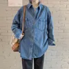 Jaquetas femininas pequenas jaqueta de camisa jeans retro solteira para o outono 2024 de comprimento médio de hong kong bolso de bolso duplo na moda cor sólida