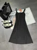 基本的なカジュアルドレスデザイナー24早春に新しいMiu Nanyou Sweet and Spicy Style Big U-Neck Design Slim Bersatile、Slippery Strap Small Black Dress 2Lzf
