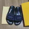 Luxuros Slipers Slides de designer de couro para homens Mulheres São de verão Praia Sandália Moda de salto baixo Sapatos de chinelos planos Sandálias planas clássicas Tamanho 35-42