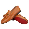 Lässige Schuhe Piergitar 2024 Brown Cowhide Herren-Slipper mit handgefertigter Metallschnalle und Quasten Slip-on Männliche Rauchschuhe rote Außensohle