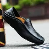 Zapatos casuales de la moda de verano Hombres mocasines italianos Mocasines de cuero genuino Luz transpirable en bote