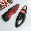 Lässige Schuhe Männer Slip-On-Slattern PU Quastel Gentleman Trendy Spoced-Toe Rot-LOLED bequeme Ledermodische faulen Hochzeitsschuh faulen Hochzeitsschuh