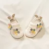 Chaussures des premières marcheurs de la princesse pour les tout-petits, des chaussures à enfiler avec des éléments de fleurs, anti-glissement pour le plein air