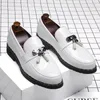 Scarpe casual uomini abiti da sposa in pelle in pelle slip-on slip-on oxfords shoe black white wichirs zapatos hombre sneaker