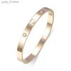 Bracelets de charme 6 mm Titanium Steel Cuff S Gold Silver and Rose Woman Man Luxury Bangles Couple Jewelry R Gift L46