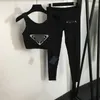 Kvinnors spårningsdräkter Designer New Yoga -övningsuppsättning med triangulär bokstav tryckt Suspender Vest, bröstkudde och elastiska täta leggings RC6B