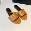 Sandálias de chinelos de designers de cartas metálicas para mulheres saltos planos de couro slides sandálias Sapatos de praia 2024 Sim Sliders
