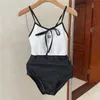 Maillot de maillot de bain de maillot de bain lettre imprimée femme une pièce de maillot de bain sling creux de conception de bikini de vacances