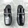 Повседневная обувь роскошная черная патентная кожаная половина для мужчин металлические пуговицы квадратные квадратные носки летние тапочки мулы