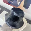 Wide Brim Hats Bucket Designer Japanese Fashion Fisherman chapeau automne / hiver Nouveau plateau plat Style Cuir Zipper noir Visage polyvalent présentant une petite tendance du pot 7i2e