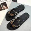 Terlik 2024 Yaz Leopar Rhinestone Gem Flip Flips Zincirlerle Kadınlar Düz Plaj Sandalet ve Takılar Kızlar