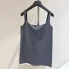 Vestidos casuais básicos Designer Nicho Design 2024 No início da primavera nova letra de peito cinza bordada bolso de bolso decorativo vestido de tanque para mulheres IVK5