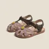 Girs de bébé en cuir authentique Sandales non glissées Sole Sole Chaussures Chaussures de plage oxhide Fleur Petite élève enfants Sandales décontractées 240326