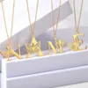 Colliers de pendentif 1pcs mignons creux de grosses lettres papillon femmes argent / or collier d'alphabet en acier inoxydable en acier inoxydable